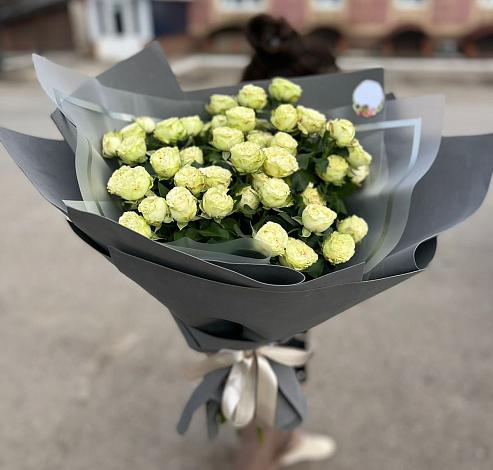 Букет Белые кустовые розы Солинеро в Редино