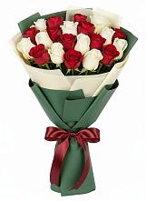 Букет Микс из красных и белых роз в Редино