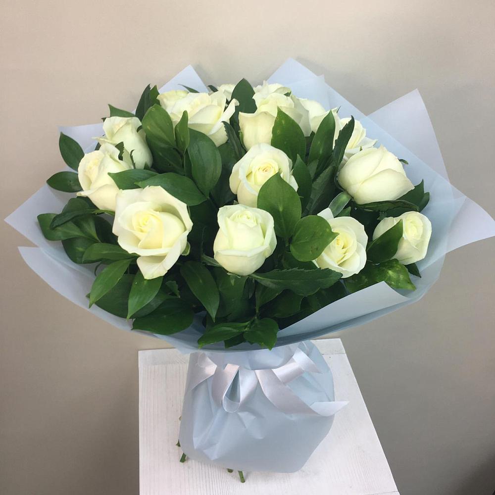 Букет 15 Белых роз Проуд в Редино
