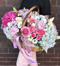 Цветочная композиция из Розы, Хризантемы, Пионы и Лизиантусы в корзине в Редино