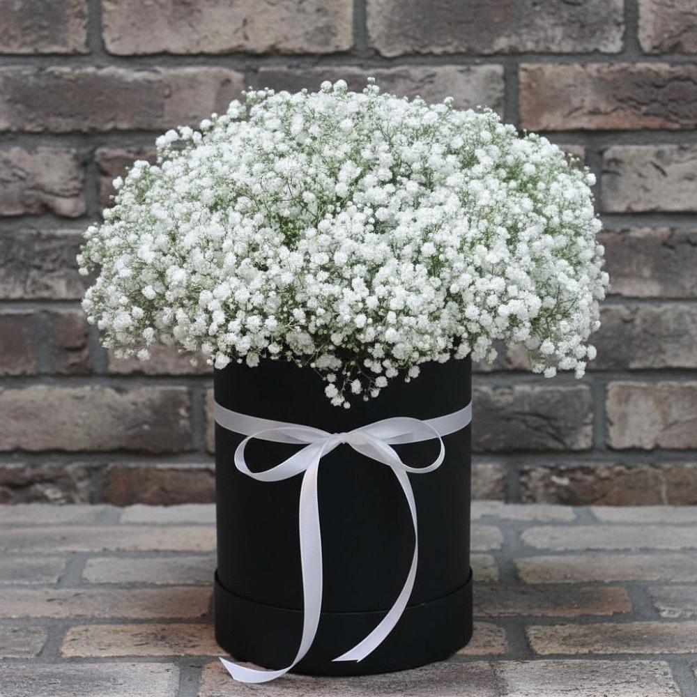 Цветочная композиция из Гипсофила в шляпной коробке в Редино