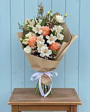 Букет цветов из:  Альстромерии, Лизиантусы, Розы и Хризантемы в Редино