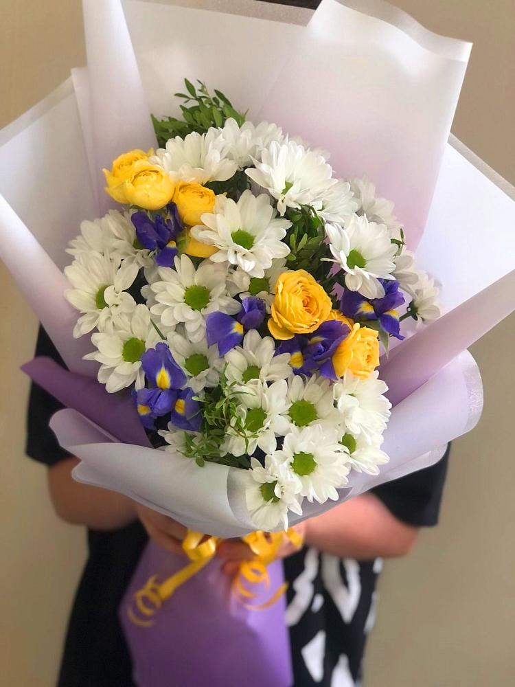 Букет цветов из: Ирисы, Хризантемы и Розы в Редино