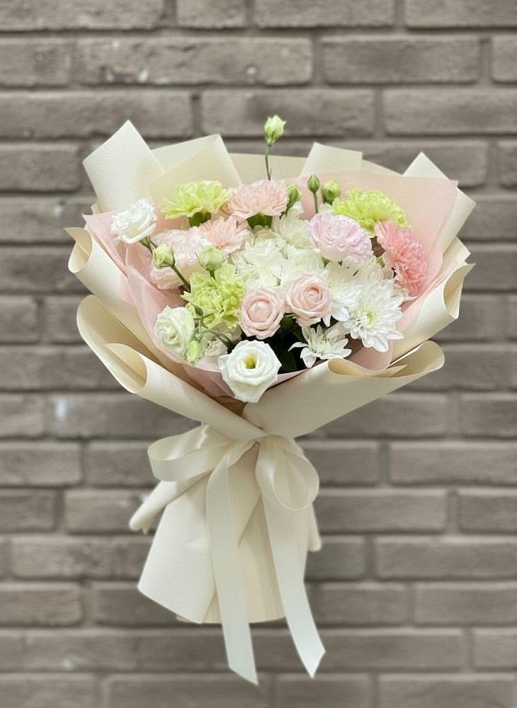 Букет цветов из: Гвоздики, Розы, Лизиантусы и Хризантемы в Редино