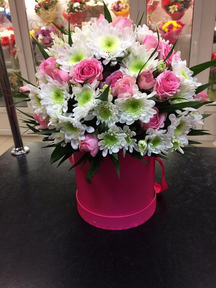 Цветочная композиция из Розы и Хризантемы в шляпной коробке в Редино