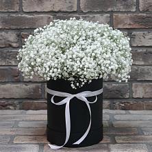 Цветочная композиция из Гипсофила в шляпной коробке в Редино