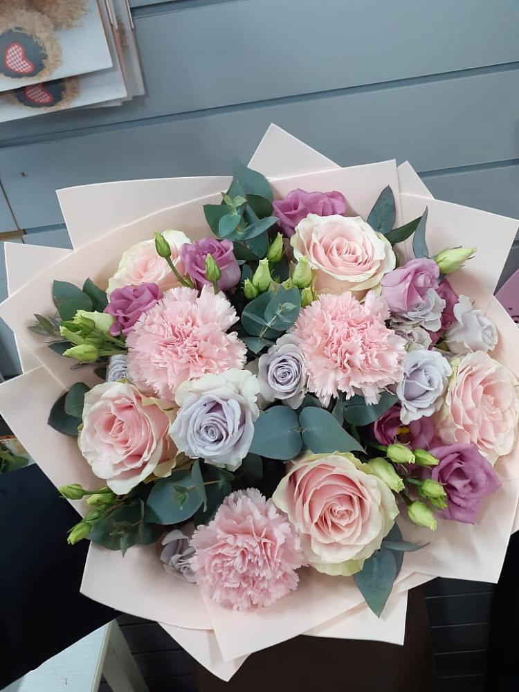 Букет цветов из: Розы, Гвоздики и Лизиантусы в Редино