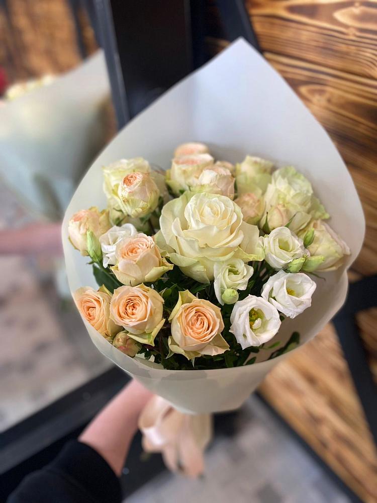 Букет цветов из: Розы и Лизиантусы в Редино